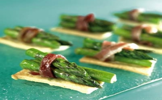 Espárragos crocantes con nudos de tocino